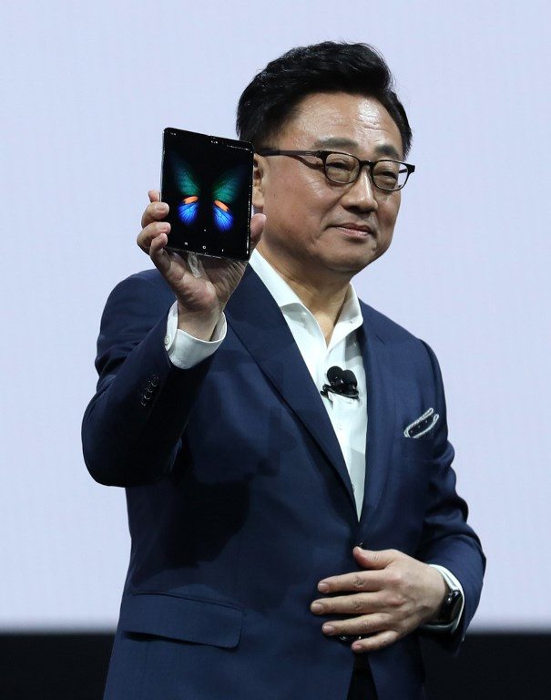 GALAXY FOLD. DJ Koh, President and CEO of IT & Mobile Communications Division of Samsung Electronics, holds the new Samsung Galaxy Fold smartphone during the Samsung Unpacked event on February 20, 2019 in San Francisco, California.Photo by Justin Sullivan/Getty Images/AFP  