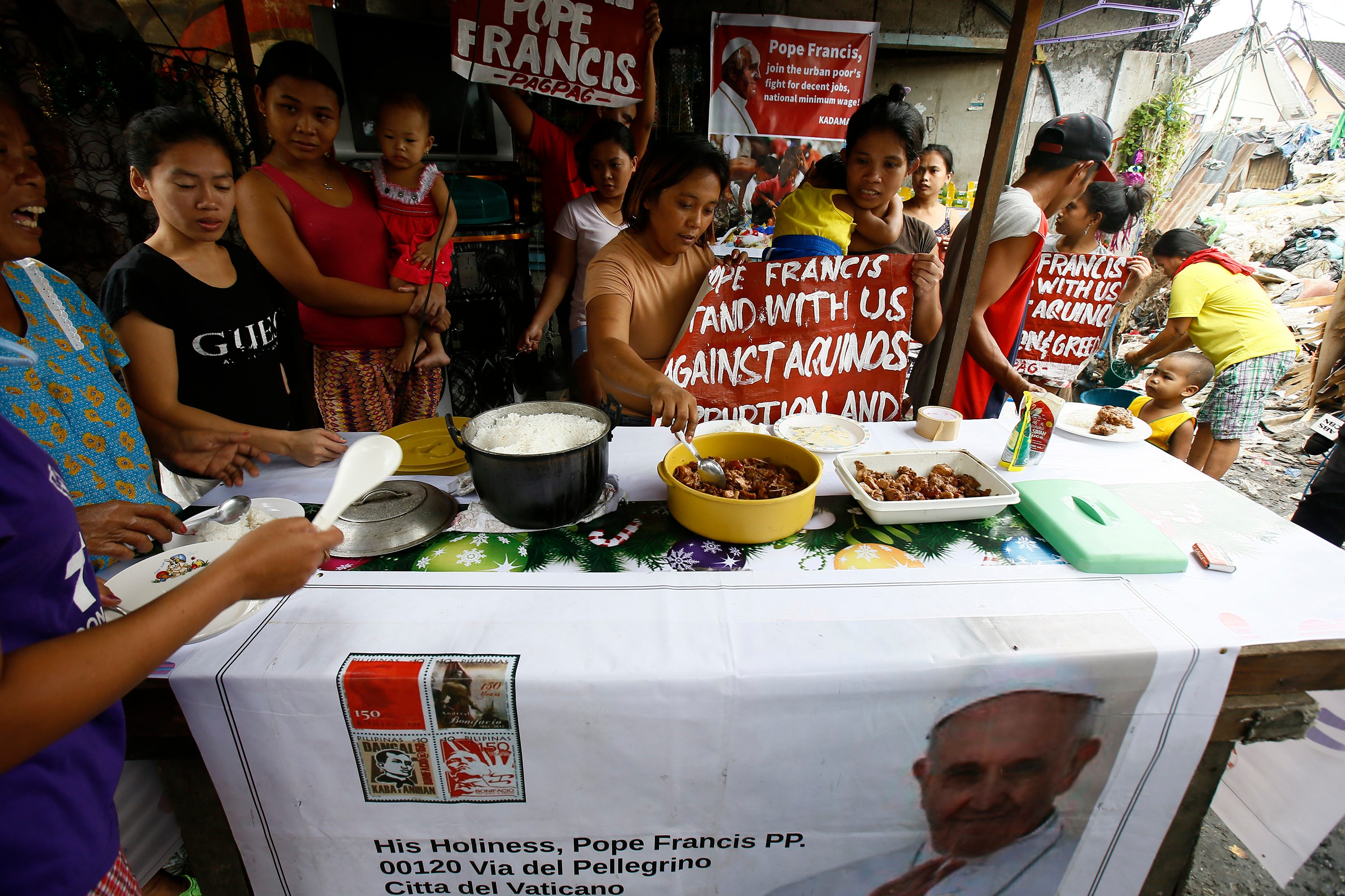 PHILIPPINE SITUATION. Filipino food scavengers eat 'pagpag' (recycled food) meal collected from the Payatas dump site ahead of Pope Francis' visit in Quezon City in January 2015. File photo by Dennis Sabangan/EPA   