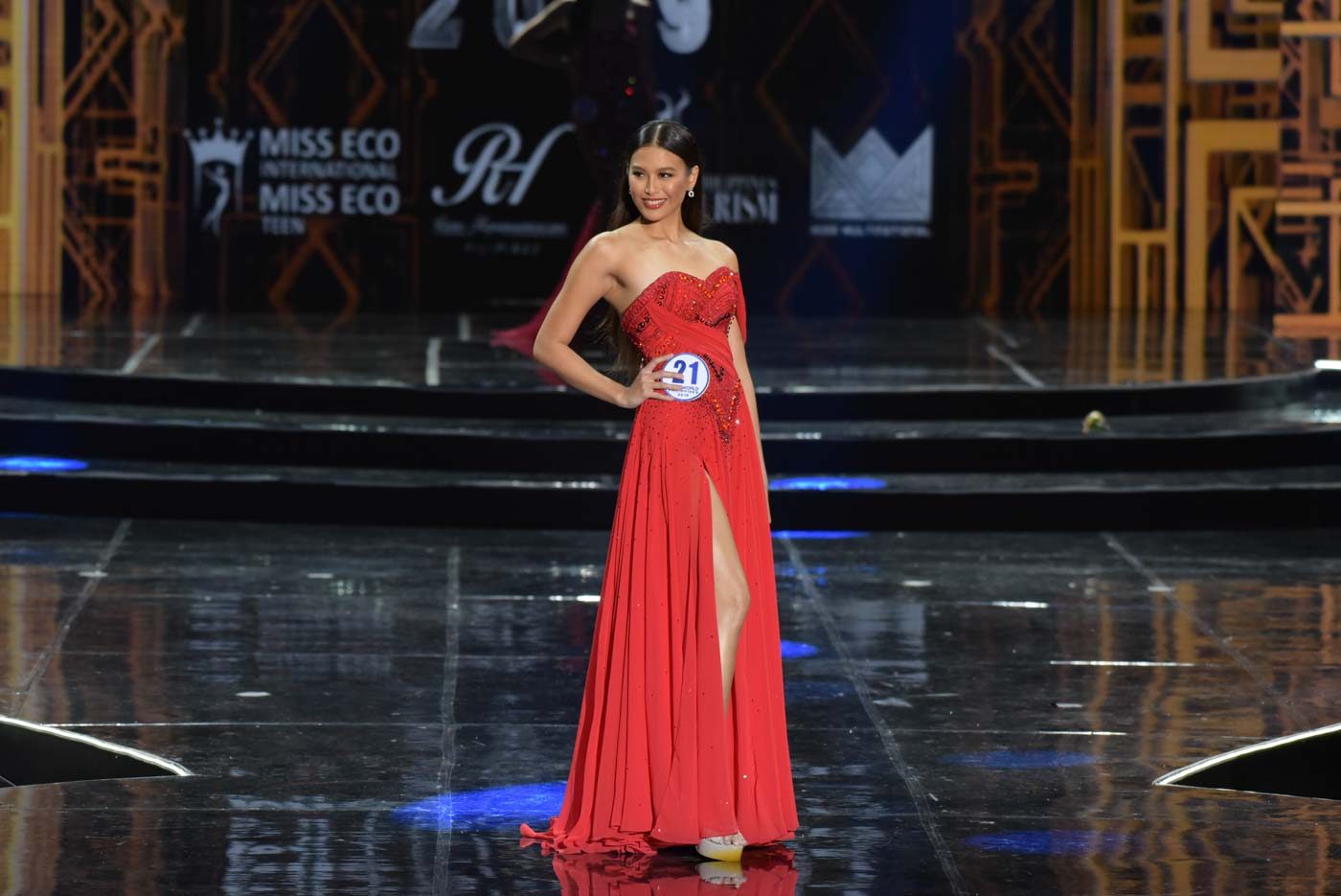 Michelle in her red Francis Libiran gown during the evening gown competition. Photo by Alecs Ongcal/Rappler 