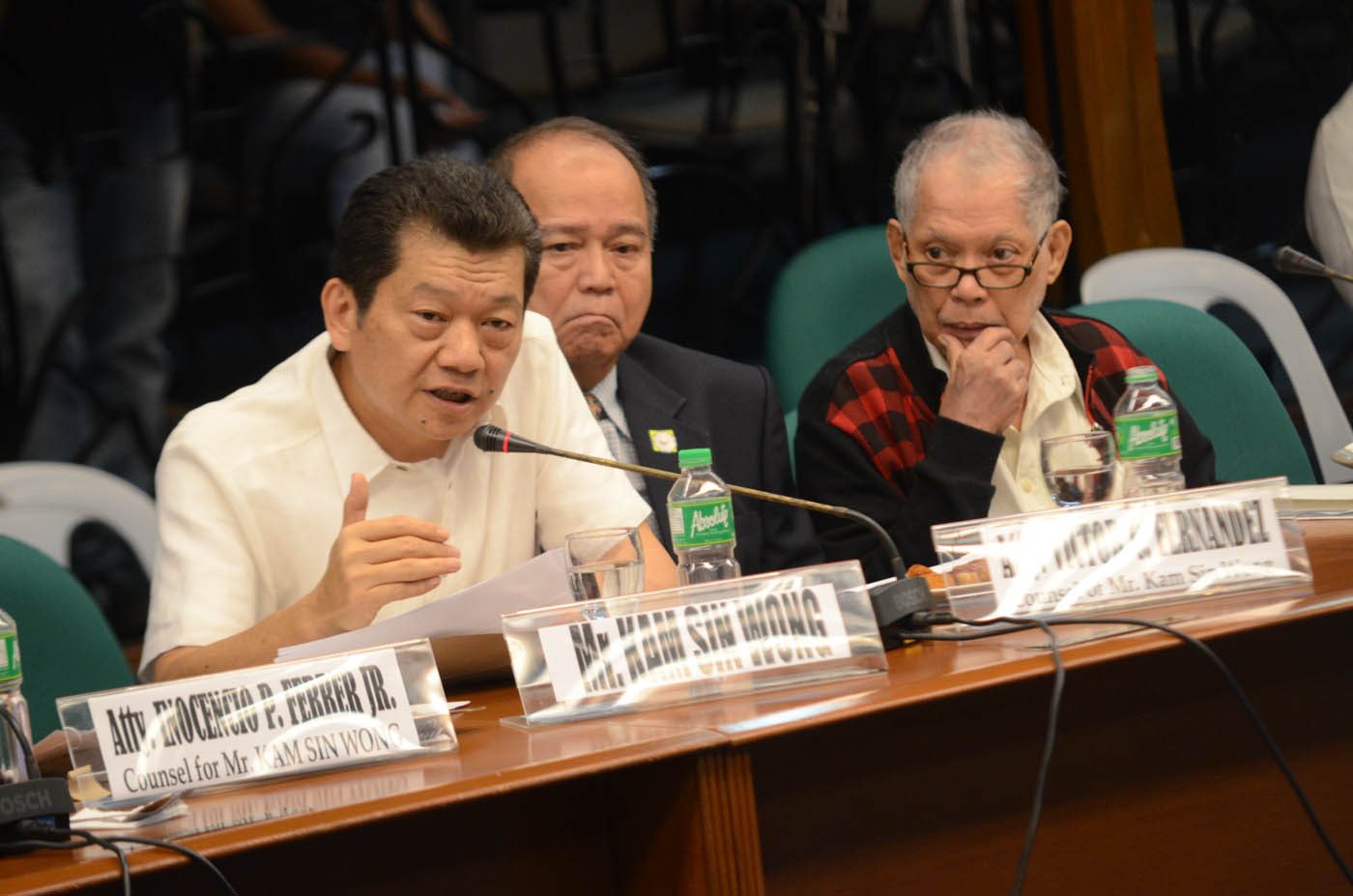 'NOT ME.' Kim Wong (left) tells senators he is not involved in the Bangladesh bank heist. On the right is former senator Rene Saguisag, co-counsel of sacked RCBC branch manager Maia Santos-Deguito. Photo by Alecs Ongcal/Rappler  