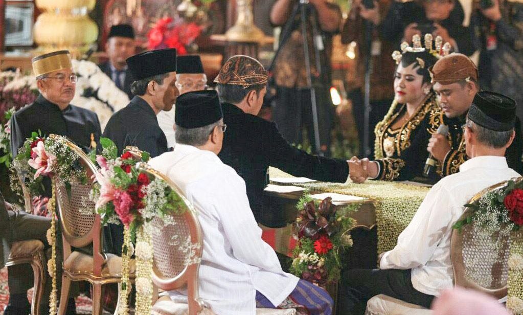 IJAB KABUL. Mempelai laki-laki Bobby Afif Nasution mengucapkan ijab kabul secara lancar dalam prosesi akad nikah pada Rabu, 8 November. Foto oleh Setwapres 