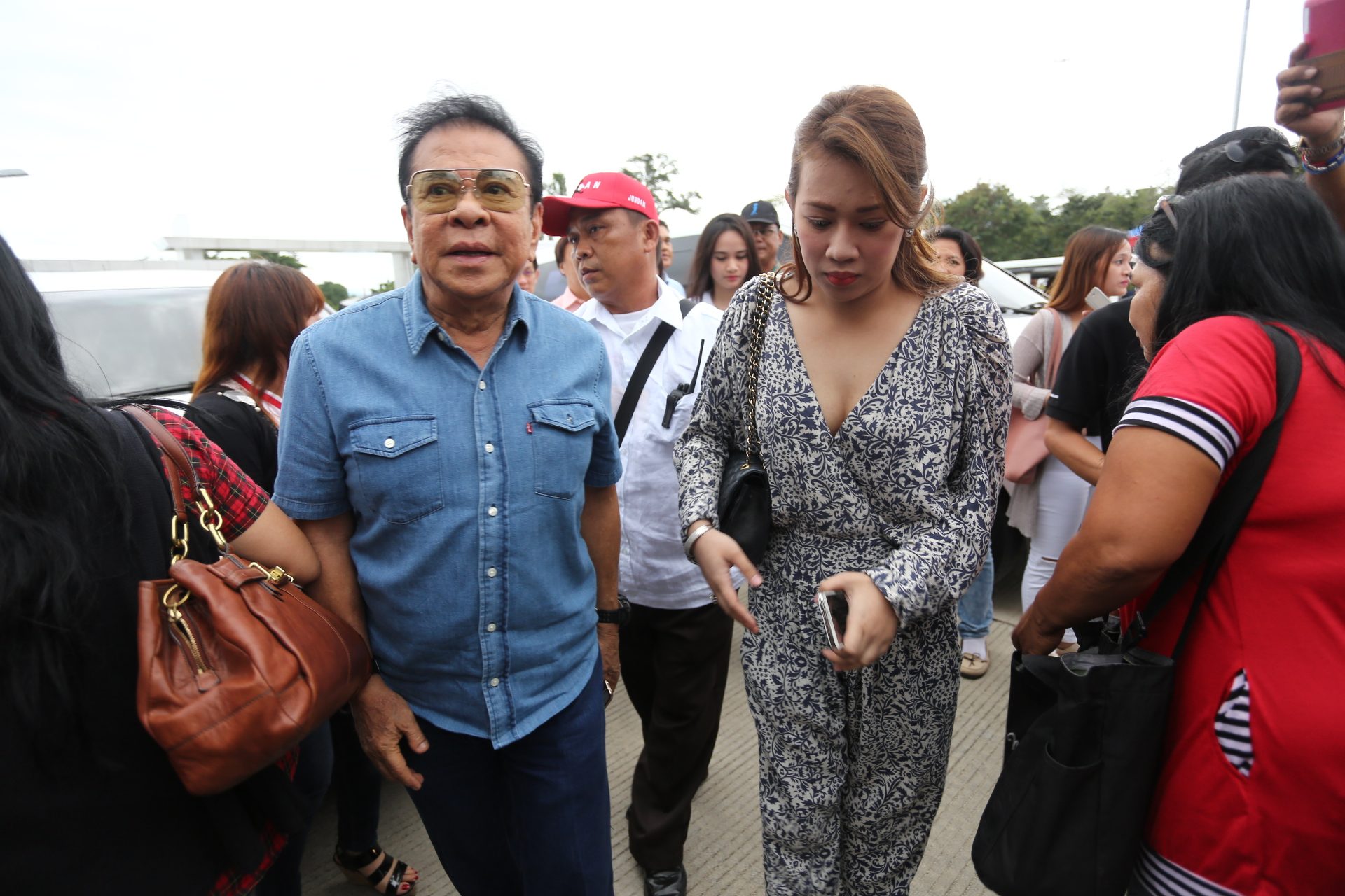 WHO'S WHO. Chavit Singson arrives at the Matina Enclaves in Davao City to meet with President-elect Rodrigo Duterte on May 16. Photo by Manman Dejeto/Rappler   