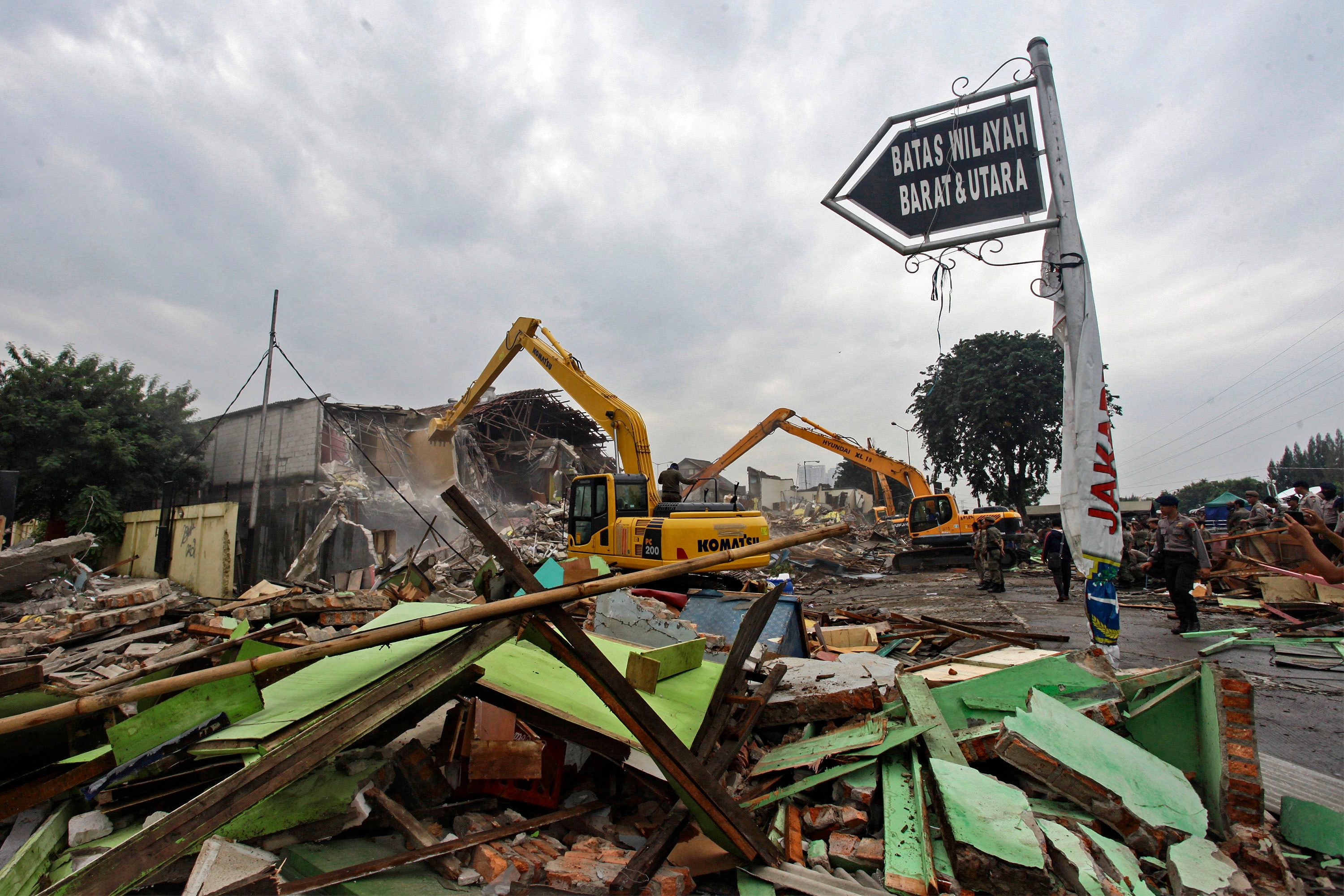 Pemprov DKI Jakarta membongkar ratusan bangunan di Kalijodo untuk dijadikan Ruang Terbuka Hijau (RTH). 