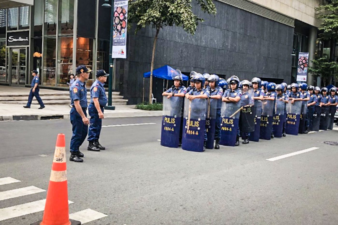 SECURITY MEASURES. Roads are closed, thousands of police personnel deployed for the state visit of President Xi Jinping. Photo by Sofia Tomacruz/Rappler  