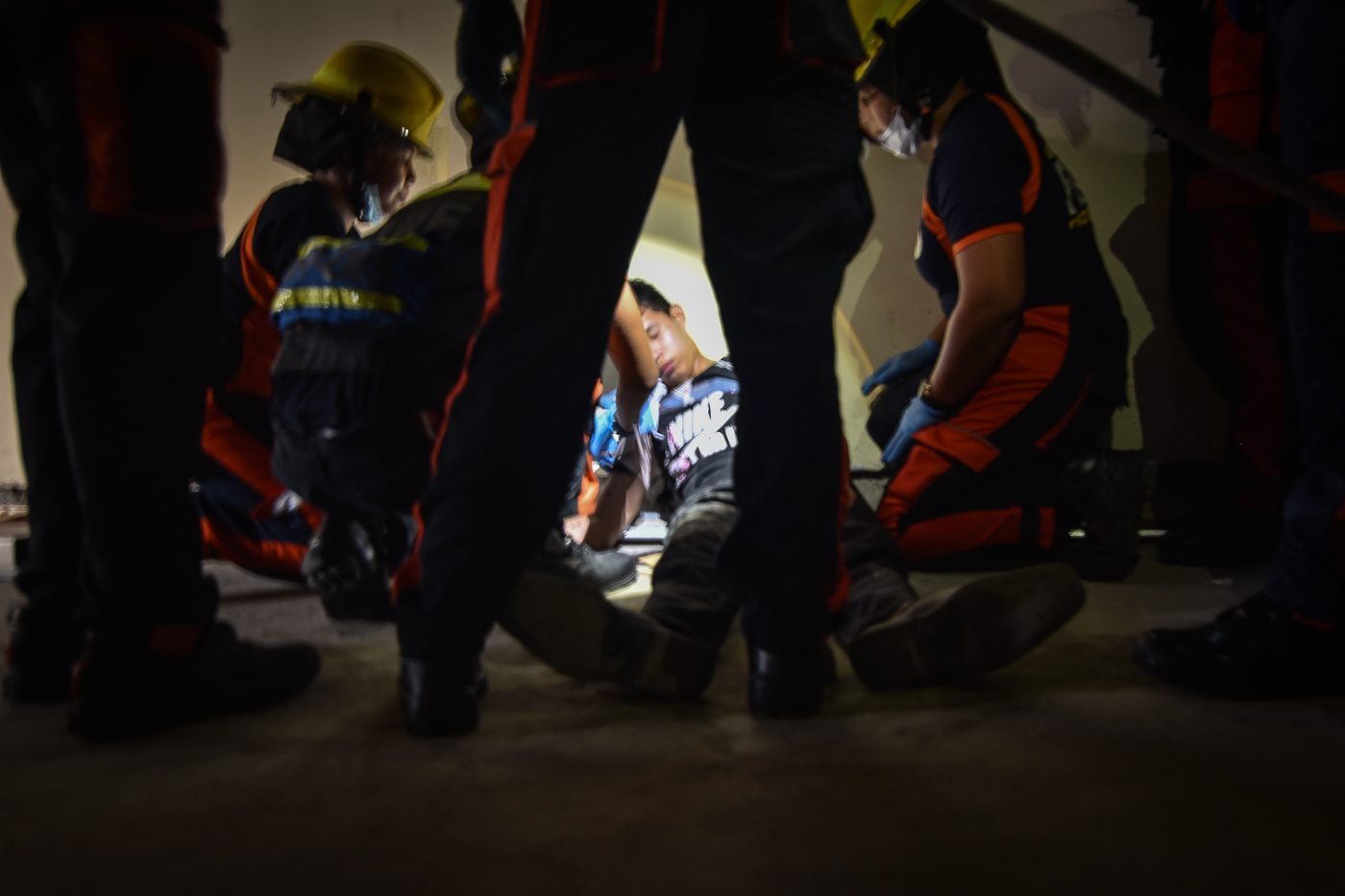 VICTIM. The Pasay City government simulates disaster and response drill during the #MMShakeDrill on July 14, 2017. Photo by LeAnne Jazul/Rappler  