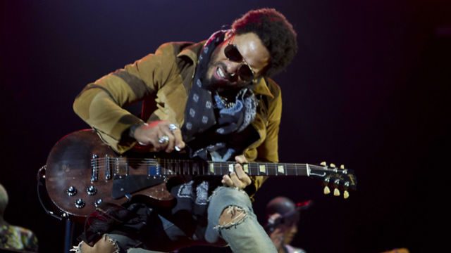 Lenny Kravitz tweets after accidentally flashing crowd at concert