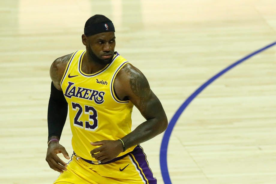 Lakers extend winning streak to 9 over Cavs
