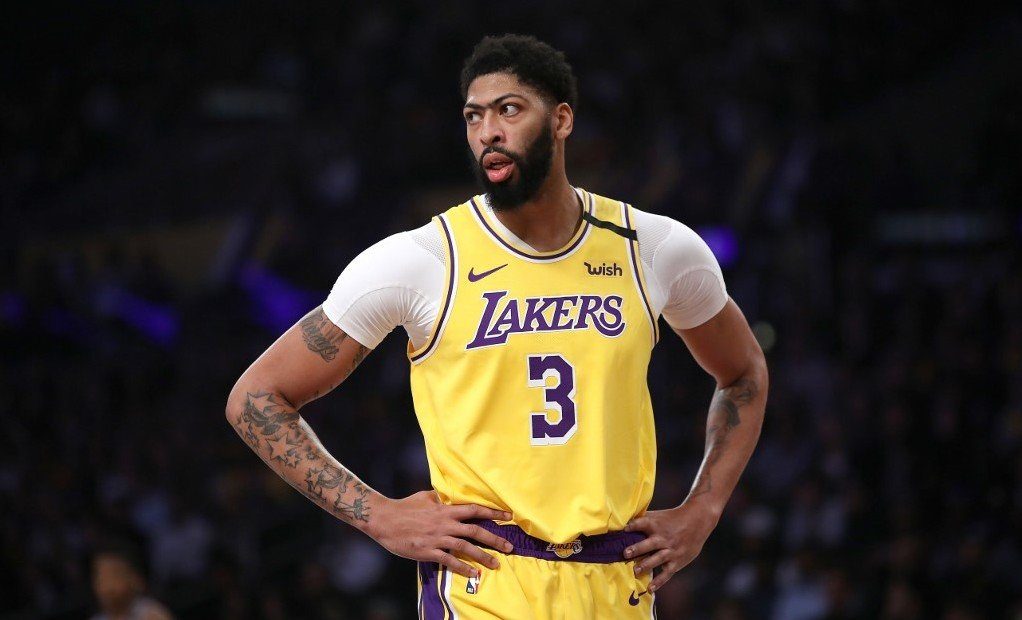 Injury scare: Davis falls hard as Lakers rout Knicks