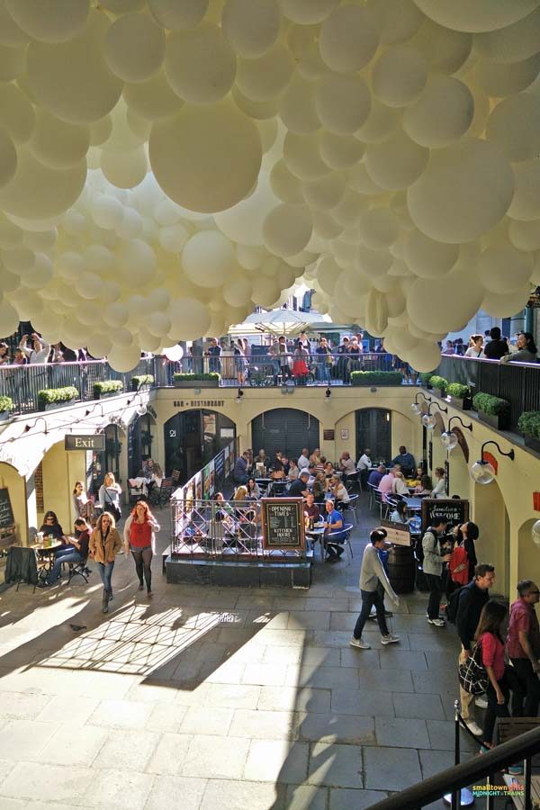 A thousand white balloons adorn the ceiling of Covent Garden 