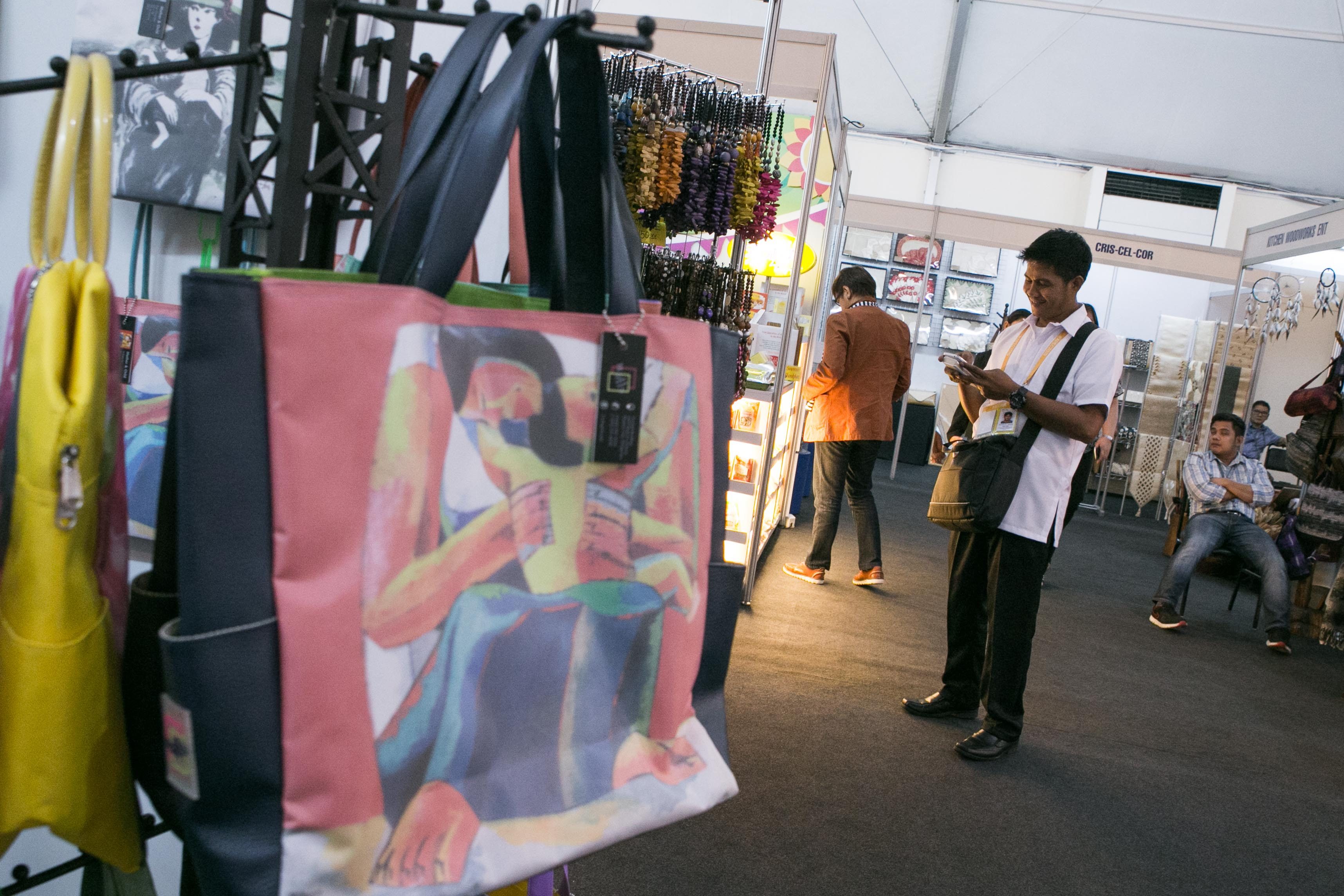 PAINTINGS ON BAGS. One of Basket Case's bags that showcase a Filipino painting. Founder Gigi Phua-Lim sells the bags at reasonable prices to make art accessible to the public. Photo by Pat Nabong/Rappler