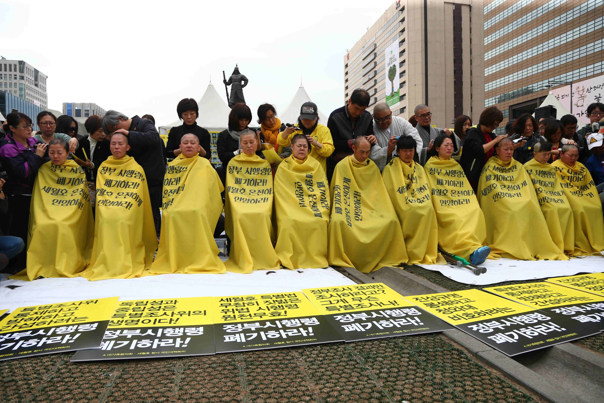 Grieving parents of Korean ferry victims start long march