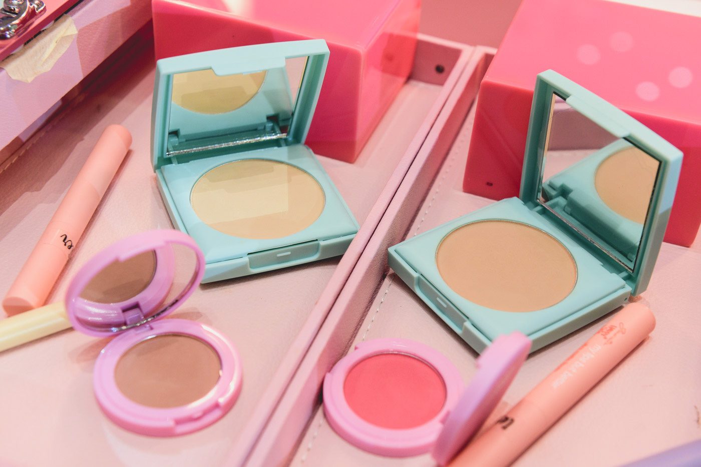 COLOR AND BASE. The collection includes morena-friendly pressed powder and powder blushes. 