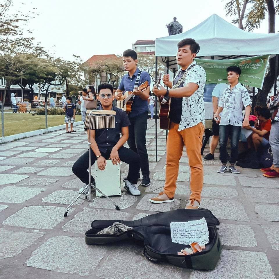 POETRY AND MUSIC. LakanTula performs for marketgoers. Photo courtesy of Old Manila Eco Market 