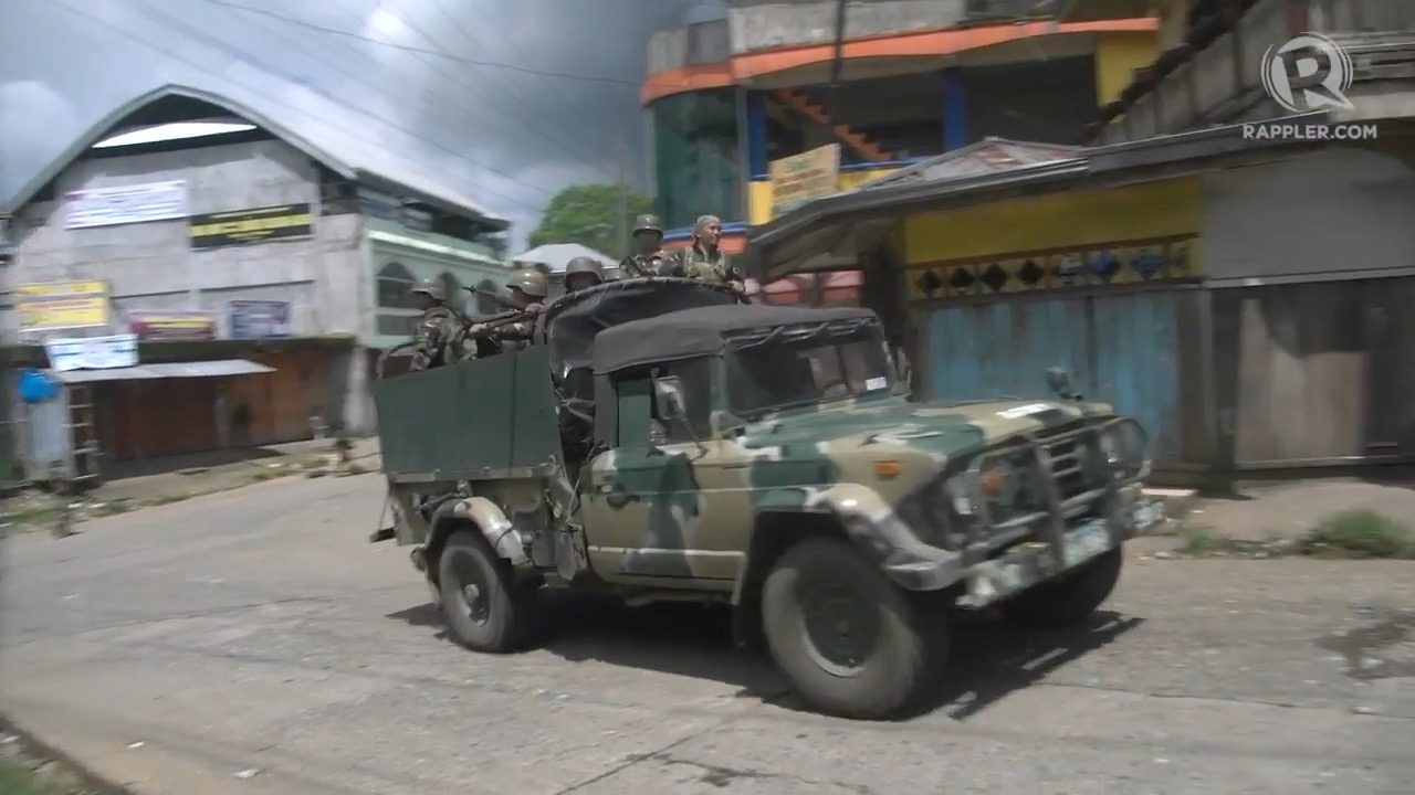 Marawi retrieves bodies on streets amid air strikes