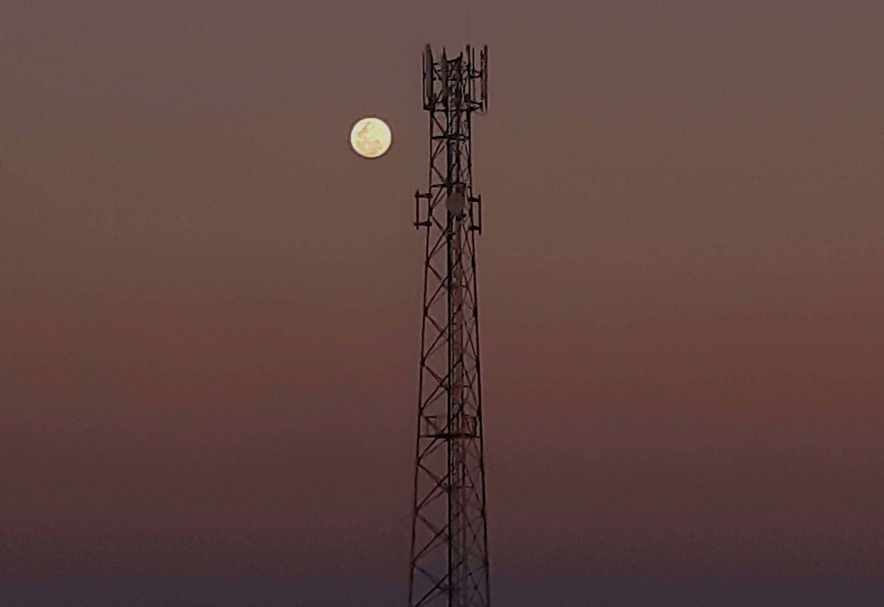 NLEX. Worm moon rising as seen from Manila's North Luzon Expressway. Photo by Mau Victa/Rappler  