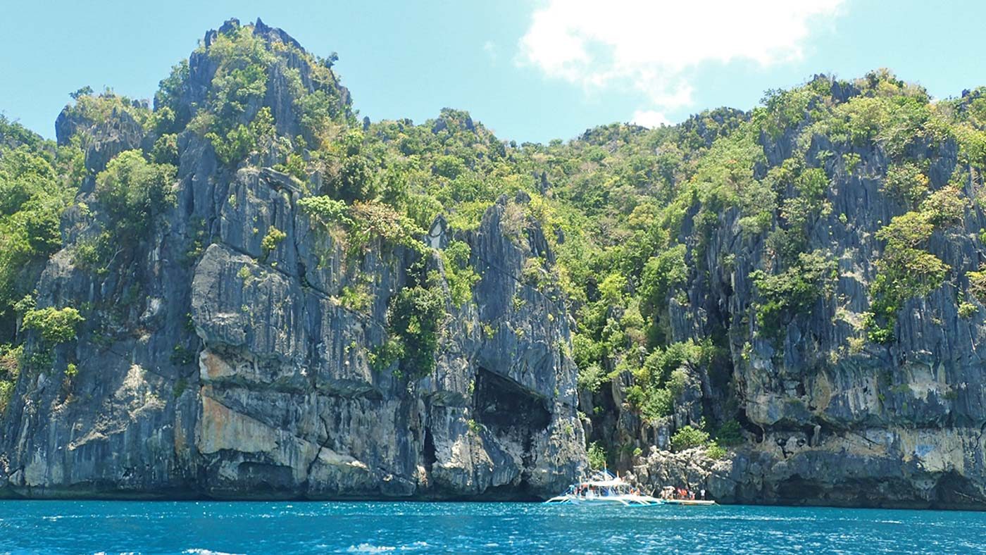 ROCK FORMATIONS. Gigantes has towering karsts amid turquoise waters. Photo by Claire Madarang/Rappler 