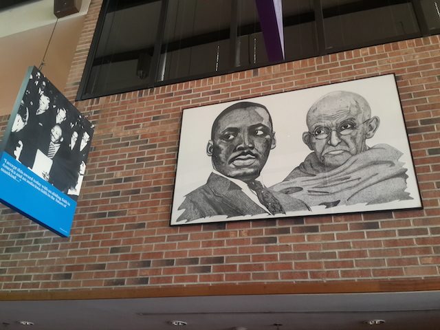 Martin Luther King Jr dan Mahatma Gandhi. 