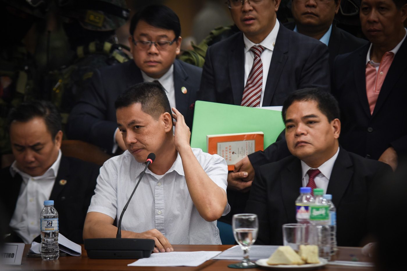 WITNESS. Herbert Colanggo is flanked by lawyers during the House hearing into the spread of illegal drugs inside Bilibid. Photo by LeAnne Jazul/Rappler 