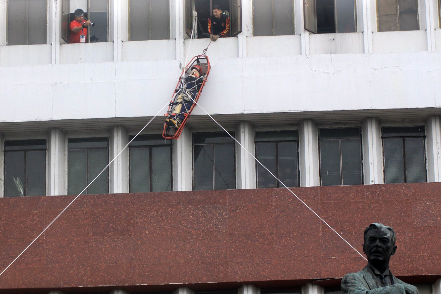 RESCUE MISSIONS. A high altitude rescue was executed at Quezon City. Photo by Darren Langit/Rappler 