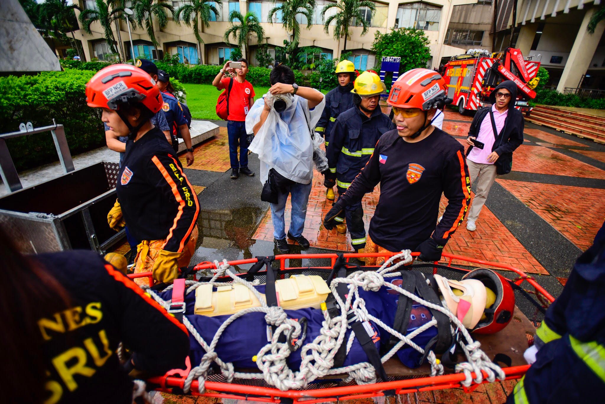 RESCUE MISSIONS. A high altitude rescue was executed at Quezon City. Photo by Maria Tan/Rappler 