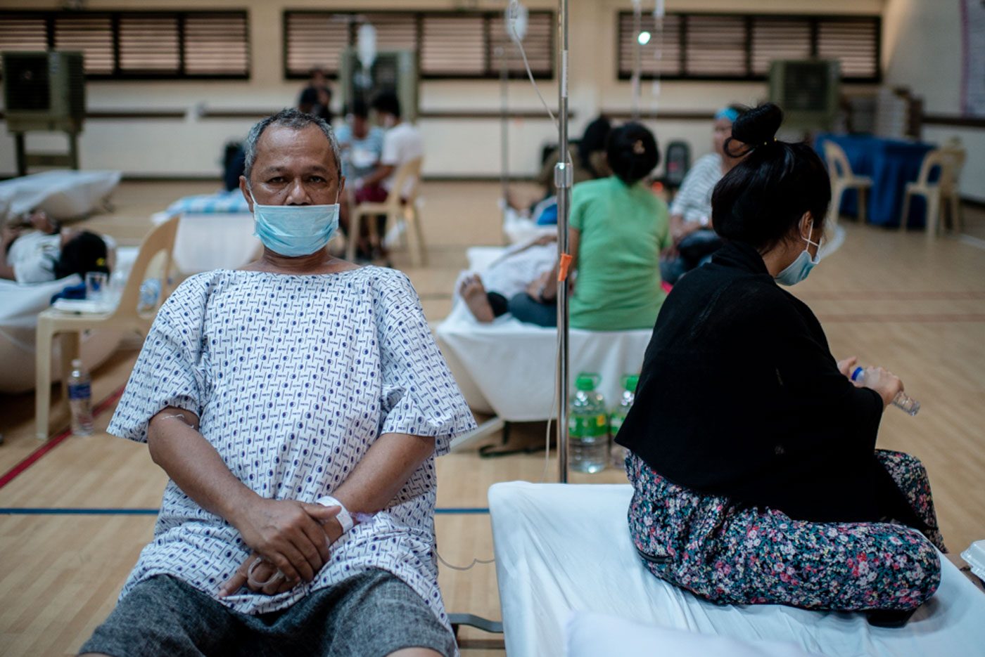 TAHO VENDOR. Mario Cañete is with his daughter at the basketball-gym-turned-patients-ward of National Kidney and Transplant Institute in Quezon City on Wednesday, June 27, a day after he was diagnosed with leptospirosis. Photo by Eloisa Lopez/Rappler 