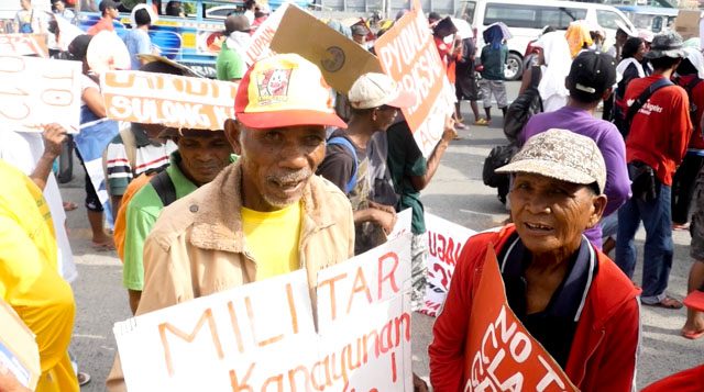 Farmers protest delay in land distribution under Aquino