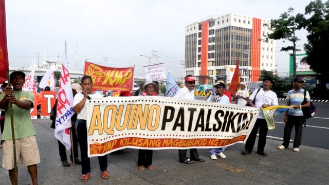 PEASANTS. Farmers were among the first to arrive in a scheduled Monday protest against President Benigno Aquino III. Photo by Franz Lopez/Rappler 