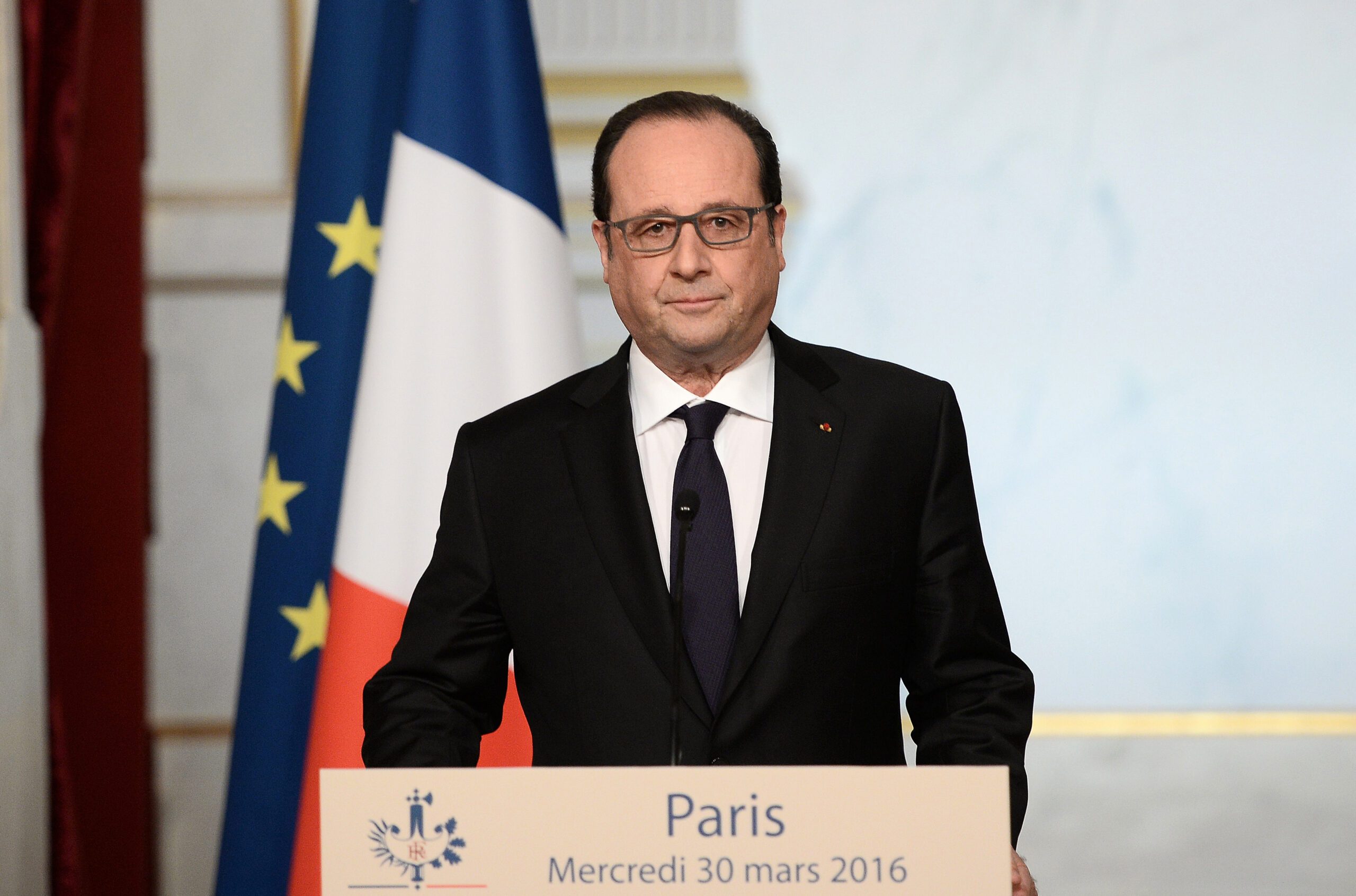 Hollande promises French probes into Panama Papers cases