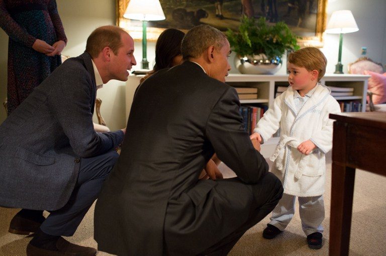 OBAMA MEETS PRINCE GEORGE. A handout picture released by Kensington Palace on April 22, 2016 shows Britain's Prince George of Cambridge (R) meeting US President Barack Obama (C) and First Lady Michelle Obama (behind) at Kensington Palace in London on April 22, 2016 with Prince William, Duke of Cambridge (2L) and Catherine, Duchess of Cambridge (L). Photo from Kensington Palace/White House Photographer/Pete Souza/AFP 