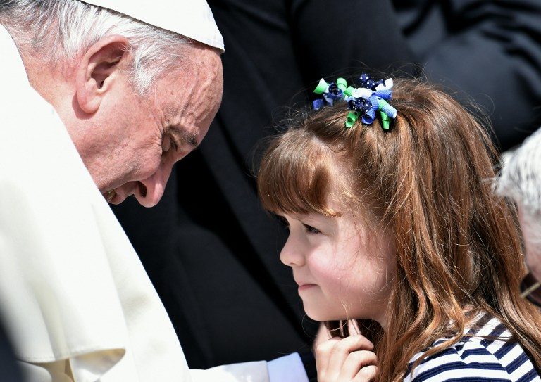 Little Lizzy gets wish to see Pope before going blind
