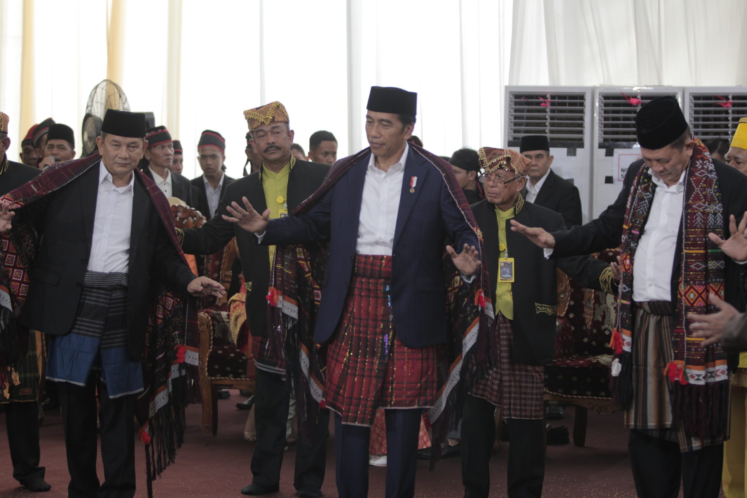 FOTO: Keluarga Presiden Jokowi menari Tortor di acara adat Kahiyang-Bobby