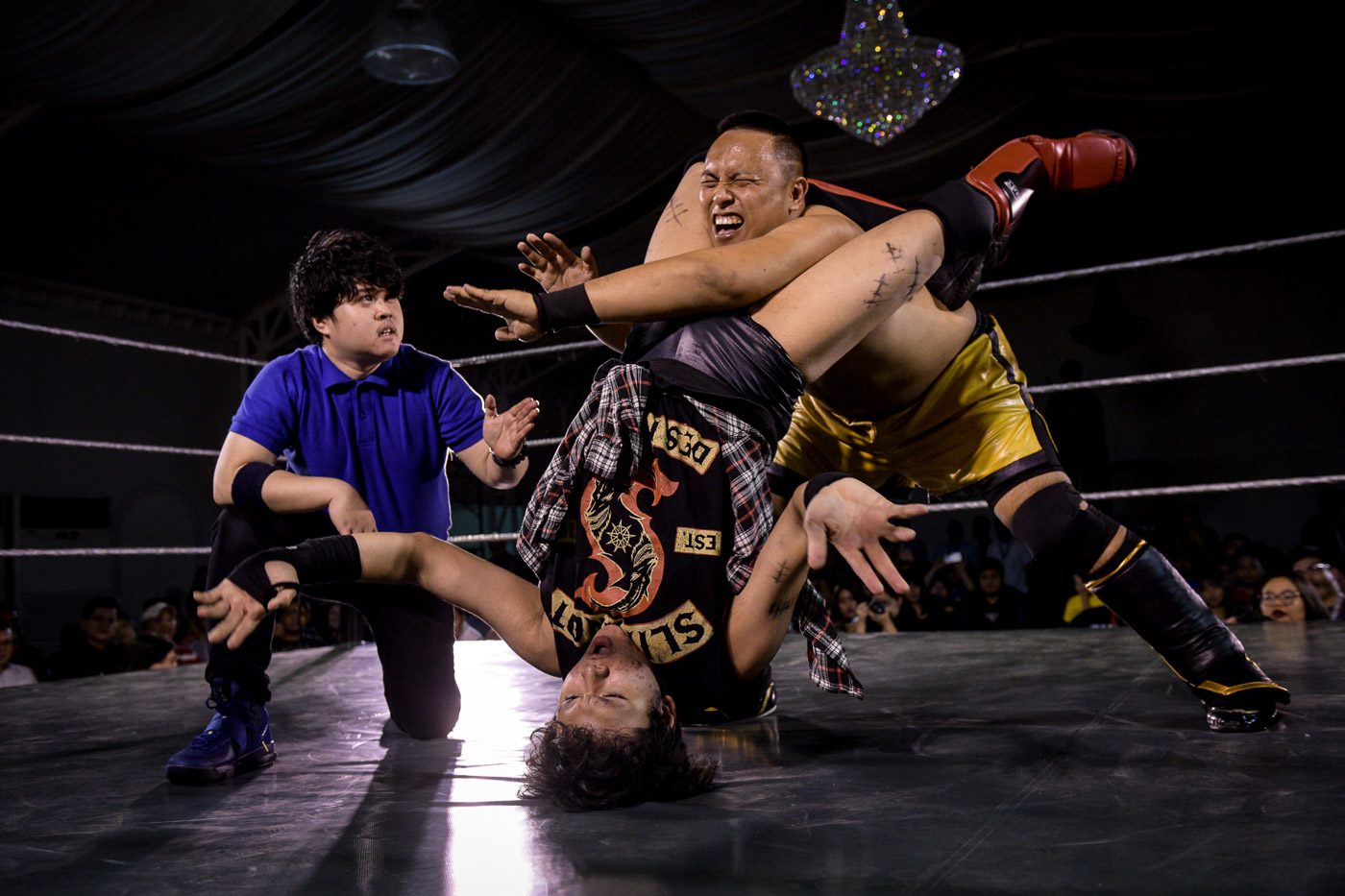 PINOY WRESTLING. Frankie Thurteen applies a corner foot choke in headstand position on Rex Lawin during the MWF 1: Kasaysayan on April 8, 2018, in Quezon City. Photo by LeAnne Jazul/Rappler   
