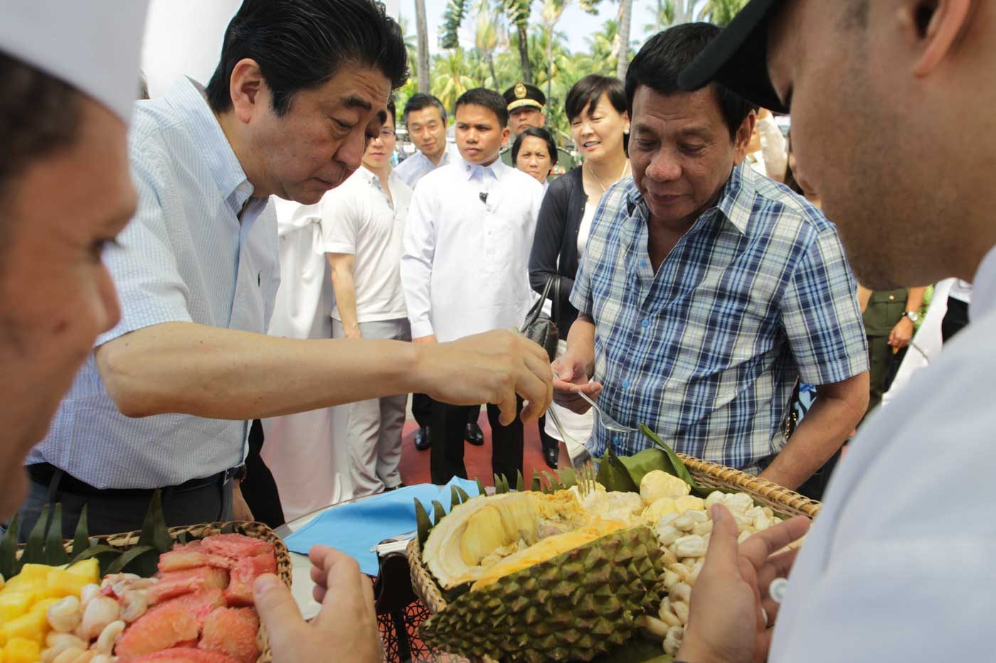 TASTE OF DAVAO. Japan Prime Minister Shinzo Abe eats durian fruit with President Rodrigo Duterte after attending various events at the Waterfront Hotel in Davao City on January 13, 2017. Photo by Simeon Celi, Jr./PPD 