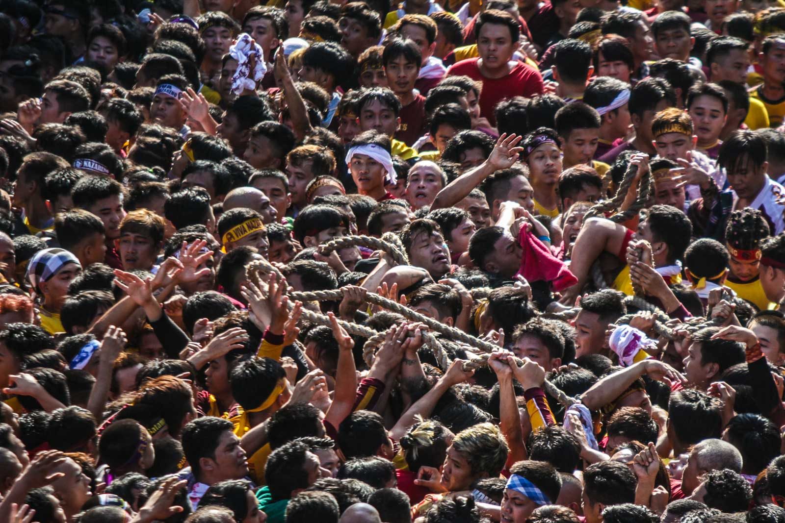 The devotees pull the rope attached to the carriage bearing the image of the Black Nazarene during the Traslacion on January 09, 2020. Photo by Dante Diosina Jr/Rappler 