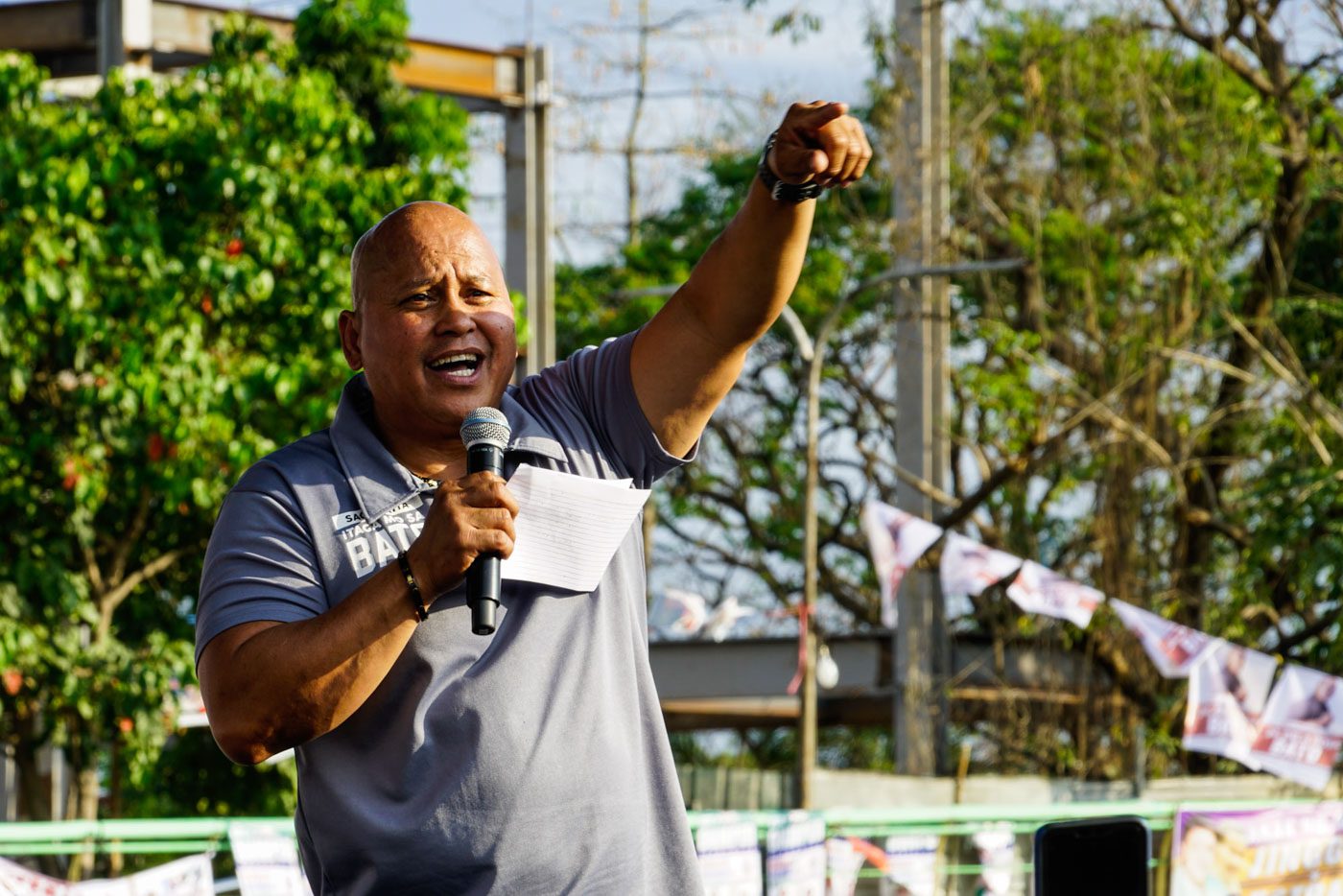 Dela Rosa jokes to crowd: Clap your hands or face Tokhang