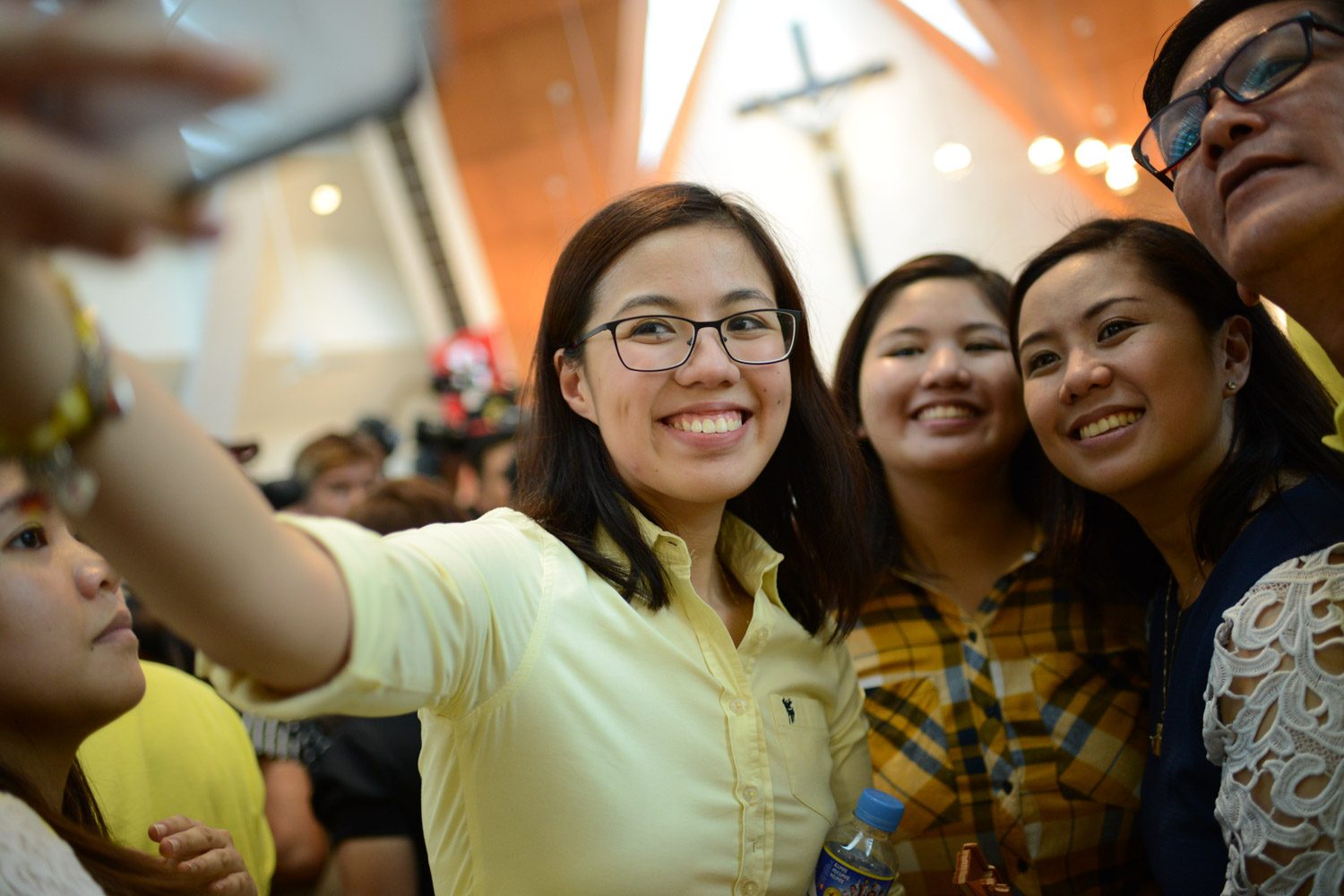 TEAM ROBREDO. Leni Robredo's daughets, Tricia, Jillian, and Aika pose for a selfie during a thankgiving mass in Manila. File photo by Martin San Diego/Rappler 