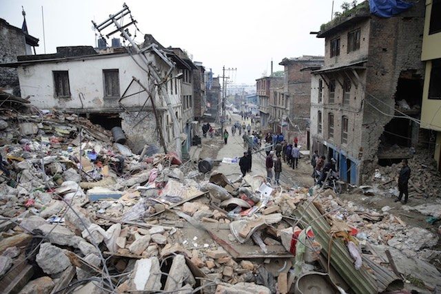 Gedung-gedung yang runtuh pasca gempa bumi di Kathmandu, Nepal, 26 April 2015. Foto oleh EPA