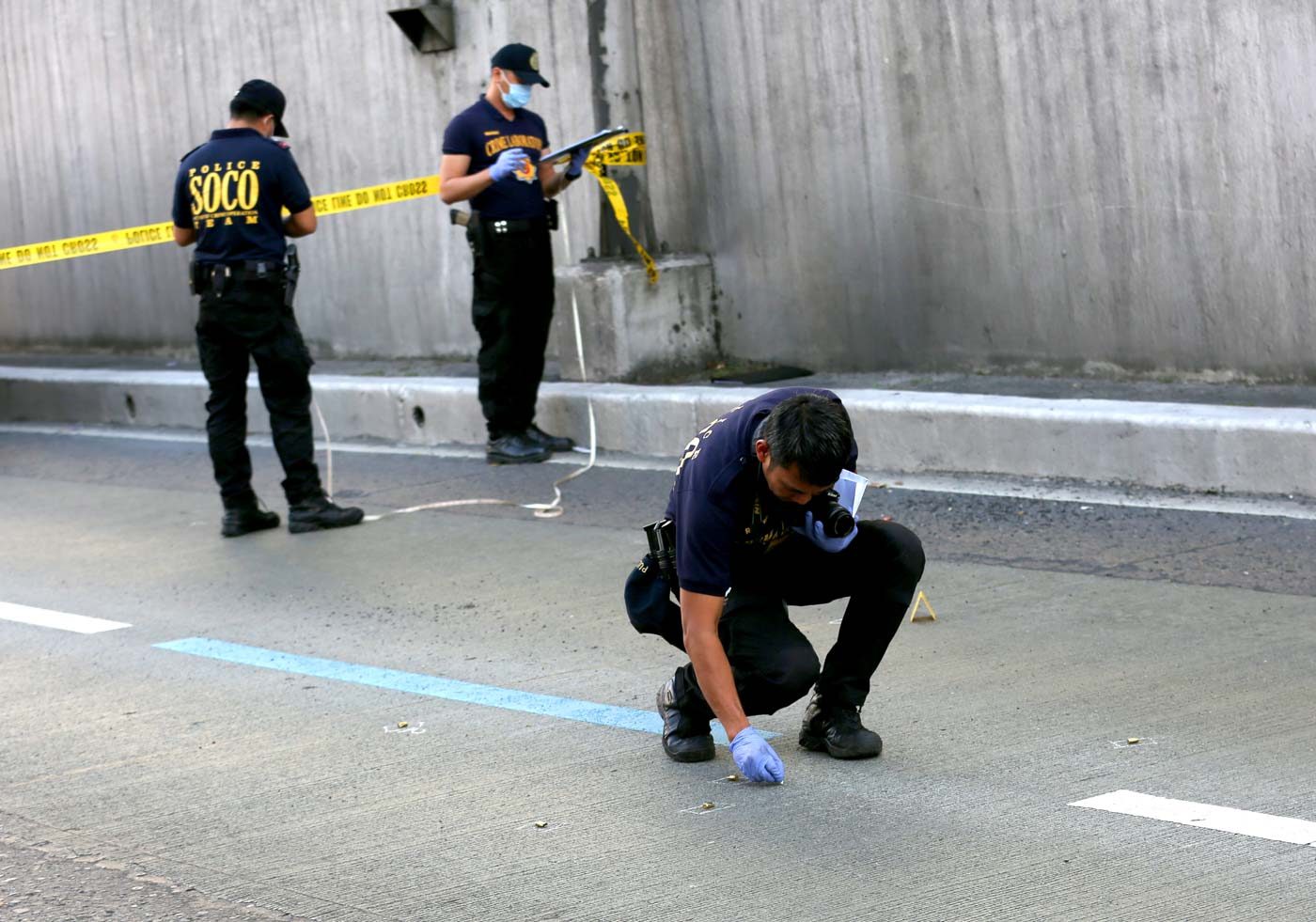 CRIME SCENE. The shooting incident along EDSA Boni Avenue in Mandaluyong City were two among the three victims were by unidentified gunmen on February 17, 2019. Photos by Inoue Jaena/Rappler   