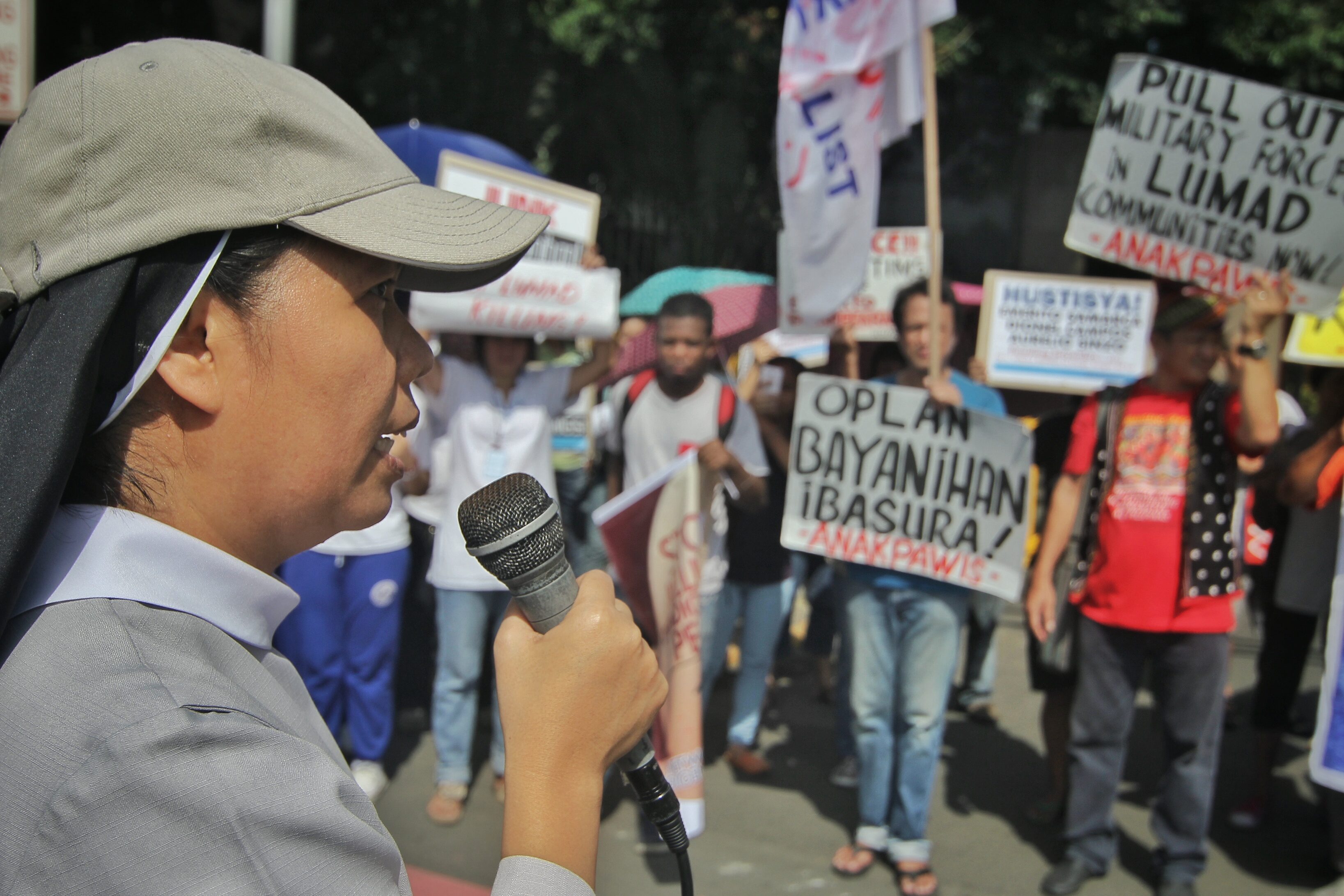 A nun gives a speech in support of Lumad groups. Photo by Vincent Go/Rappler 