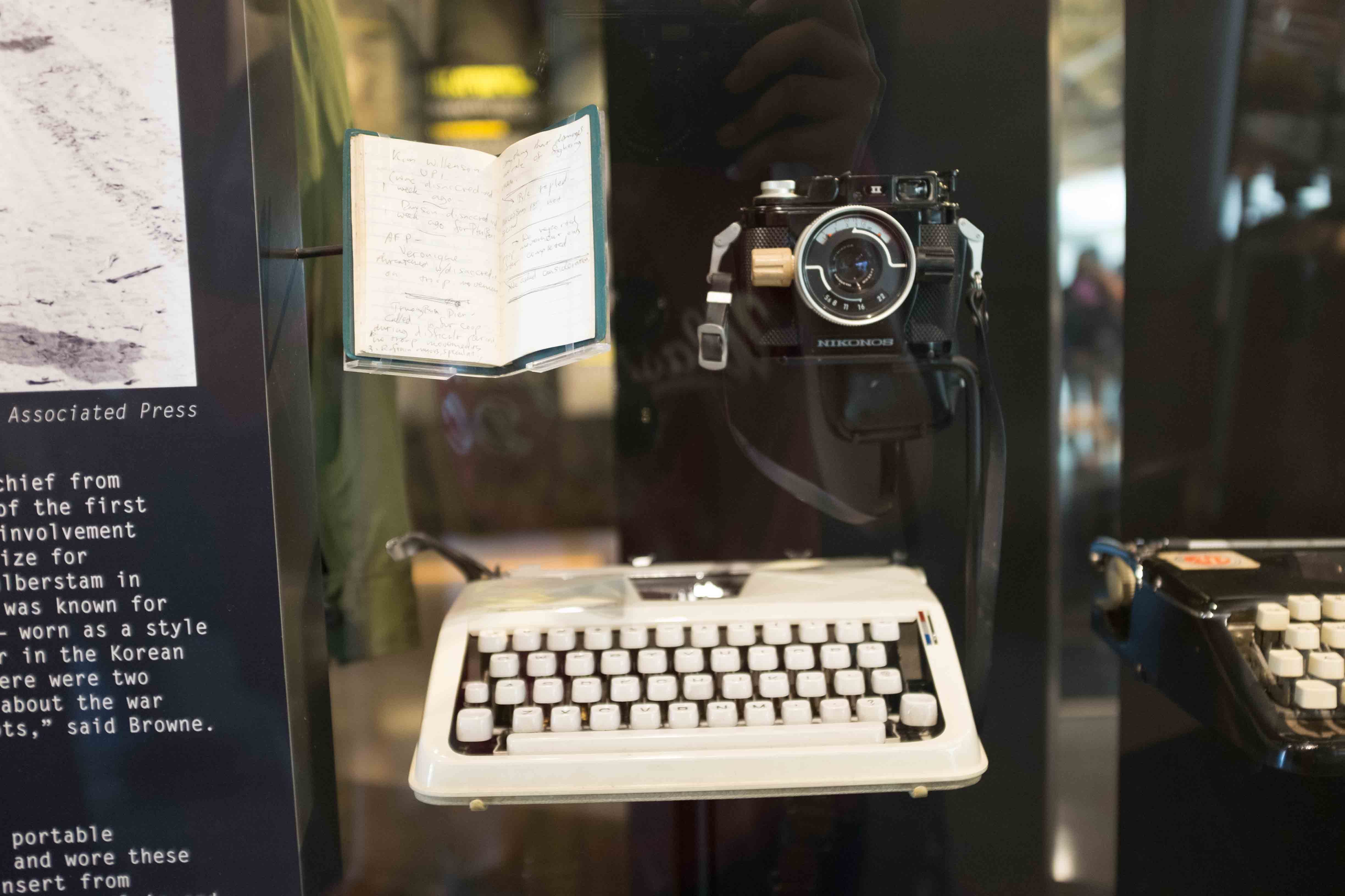 Peralatan yang dibawa jurnalis yang meliput Perang Vietnam - sebuah buku tulis, kamera, dan mesin ketik portabel. Foto oleh Karina Maharani/Rappler 