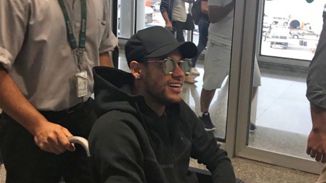 Neymar arrives at hospital for foot operation