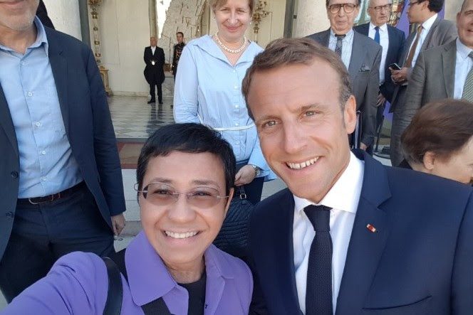 Rappler CEO Maria Ressa, among the journalists in the commission, takes a selfie with French President Emmanuel Macron, one of the leaders supporting the initiative 