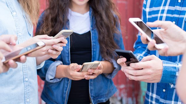 U.S. teens prefer remote chats to face-to-face meeting – study