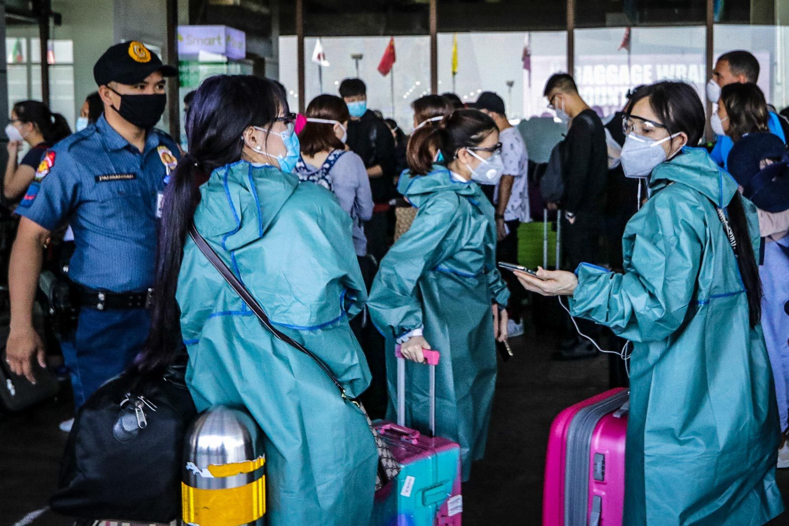 TRAVELING IN A PANDEMIC. Passengers crowd the NAIA Terminal 1 on March 19, 2020. File photo by KD Madrilejos/Rappler 