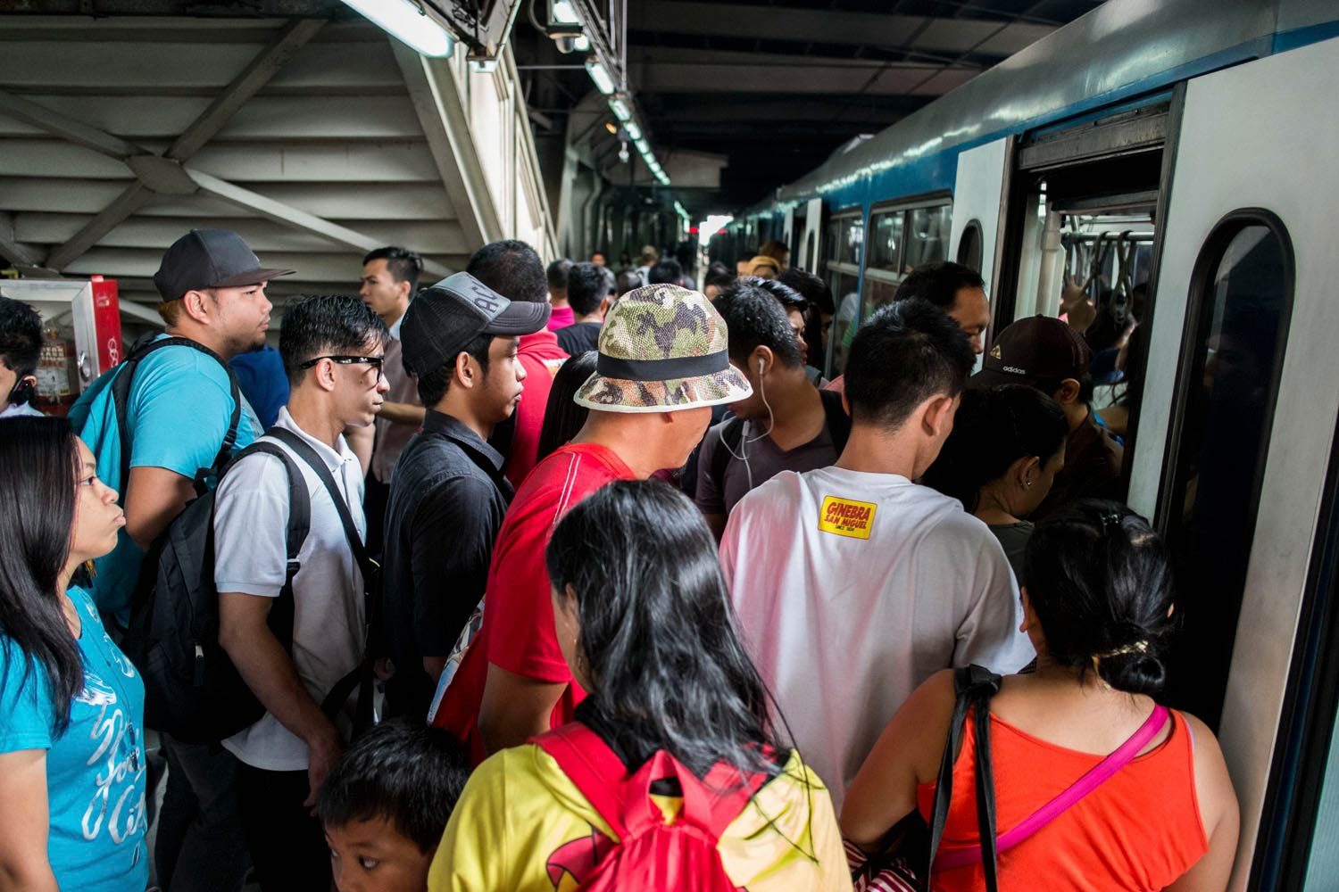 INEFFICIENT. The overcrowded Metro Rail Transit 3 continues to suffer from one technical glitch after another. Photo by Mark Saludes/Rappler 