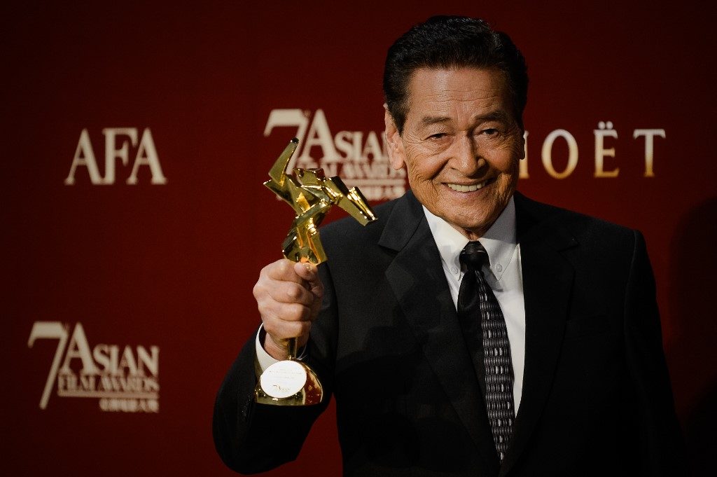 BEST ACTOR. File photo shows Eddie Garcia  posing with his trophy after winning the People's Choice award at the 7th Asian Film Awards in Hong Kong on March 18, 2013. Photo by Philippe Lopez/AFP) 