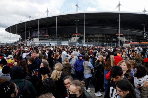 LINE UP.  Photo shows fans arriving for a concert of the South Korean K-pop boy band BTS at the Stade-de-France stadium in Saint-Denis, on the outskirts of Paris, on June 7, 2019. Photo by Geoffroy van de Hasselt/AFP 