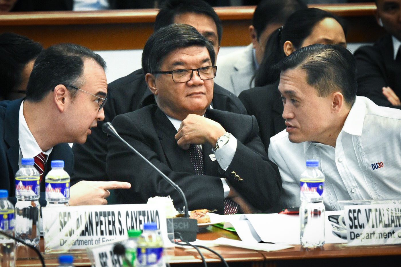 CONSULTATION. Cabinet officials including Secretaries Alan Cayetano and Vitaliano Aguirre attend the Senate hearing on the controversial navy frigates deal on February 19, 2018. Photo by Angie de Silva/Rappler 