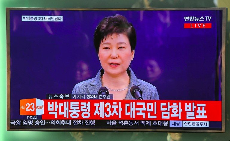 WILLING TO RESIGN. People watch a television news live showing South Korean President Park Geun-Hye making a speech, at a railway station in Seoul on November 29, 2016. Jung Yeon-Je/AFP 