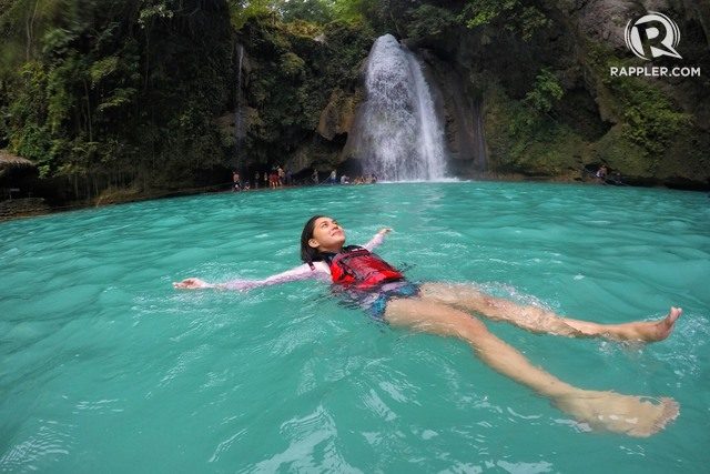 KAWASAN FALLS. Travelers enjoy cooling off at Cebu's Kawasan Falls. Photo by Louie Lapat/Rappler 